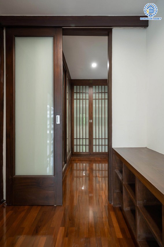 บ้านมือสองตกแต่งใหม่ โครงการ โนเบิล วานา วัชรพล ดีไซน์สุดโดดเด่น เนื้อที่ 101 ตร.ว. ฟังก์ชันจัดเต็ม 3 ห้องนอน 4 ห้องน้ำ 1 ห้องแม่บ้าน จอดรถได้ 2 คัน บนทำเลเดินทางสะดวก ใกล้เซ็นทรัลรามอินทรา, จุดขึ้นทางด่วน "สุขาภิบาล5-1" และรถไฟฟ้าสายสีชมพู "สถานีวัชรพล"